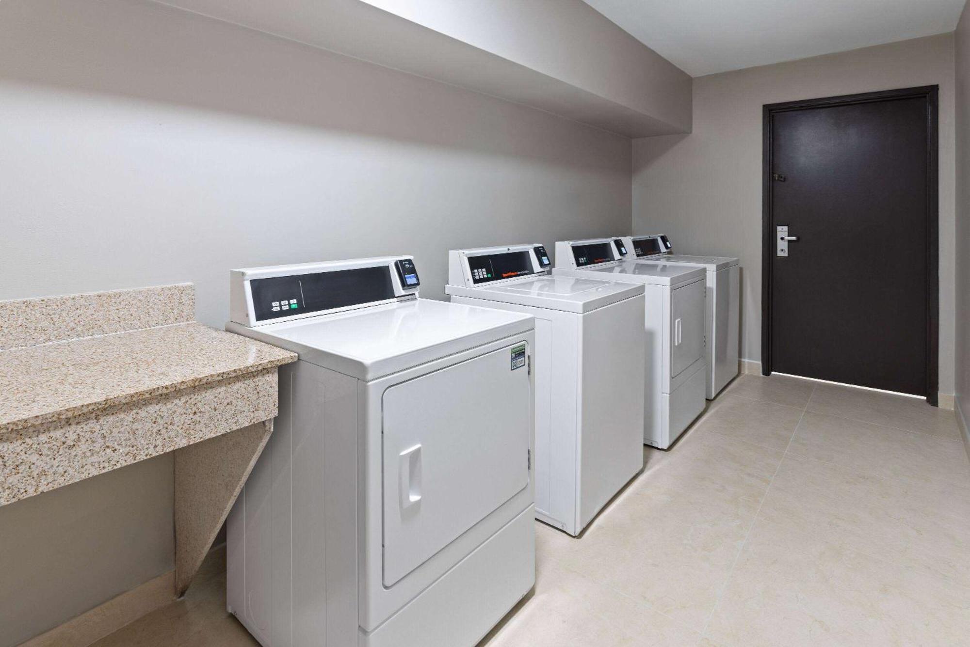 La Quinta Inn & Suites By Wyndham Memphis I-240 Екстер'єр фото